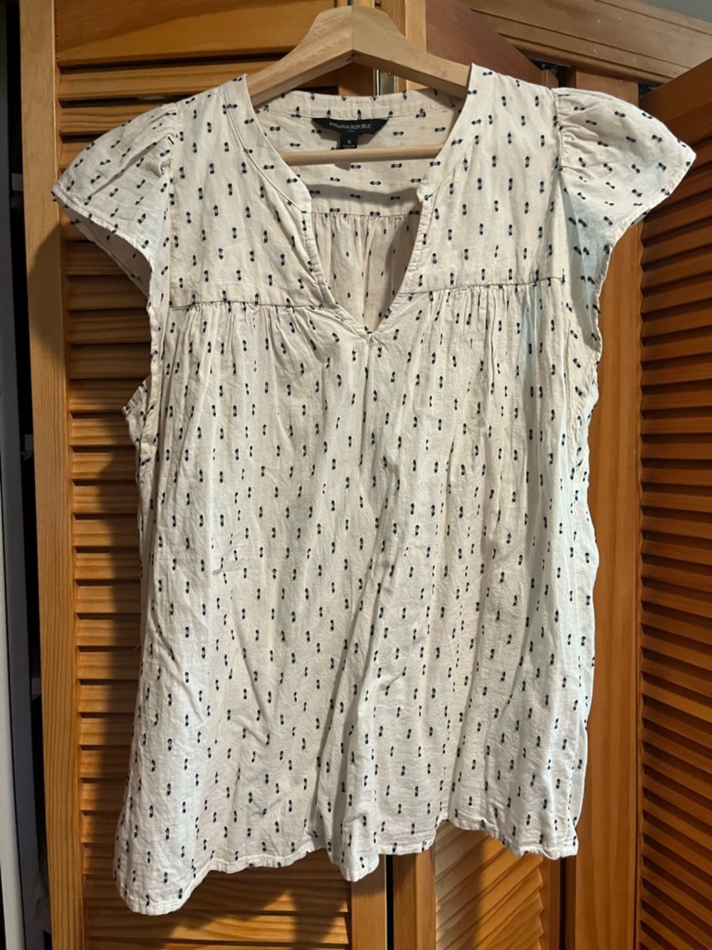 Banana Republic Cream and blue Cap-Sleeve V-Neck Printed Women's Top